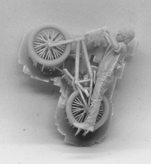 35900 Niño con bicicleta, escala 1/35