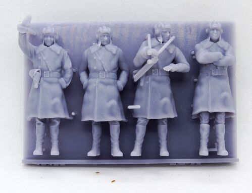 48480 Tripulación de carro soviética en uniforme de invierno. Escala 1/48.